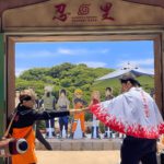 親子でナルトのコスプレをして没入する　あうん門前で